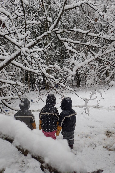 Kinder im verschneiten Wald