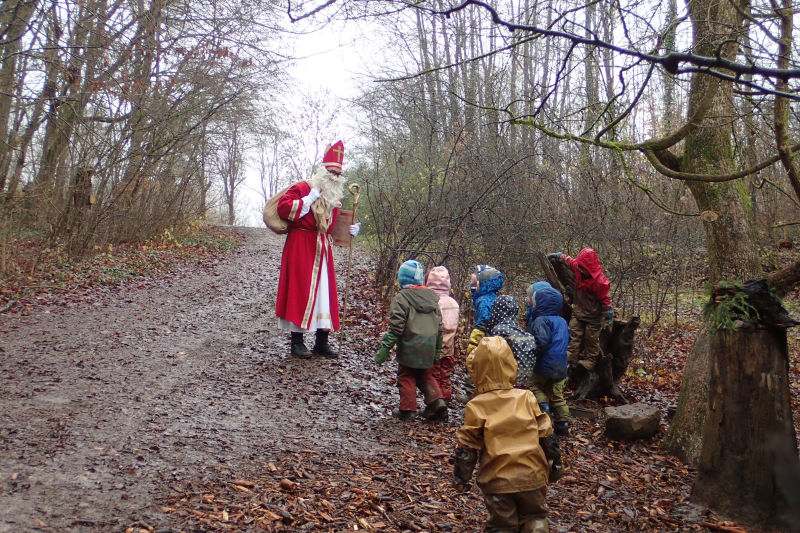 Nikolaus trifft Kinder im Wald