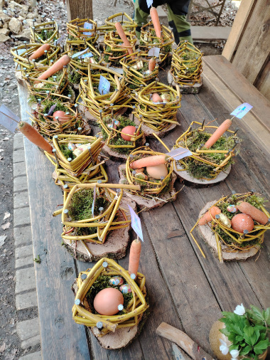 Selbst gebastelte Osternester aus Weidenzweigen mit Eiern und Möhren.