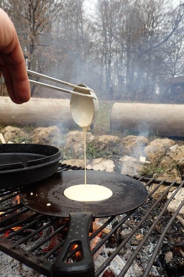 Crepes backen am Lagerfeuer