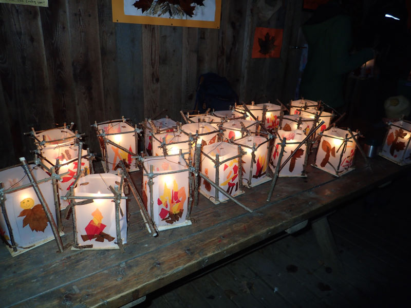 St Martin Laternen der Kinder stehen leuchtend auf einem Tisch